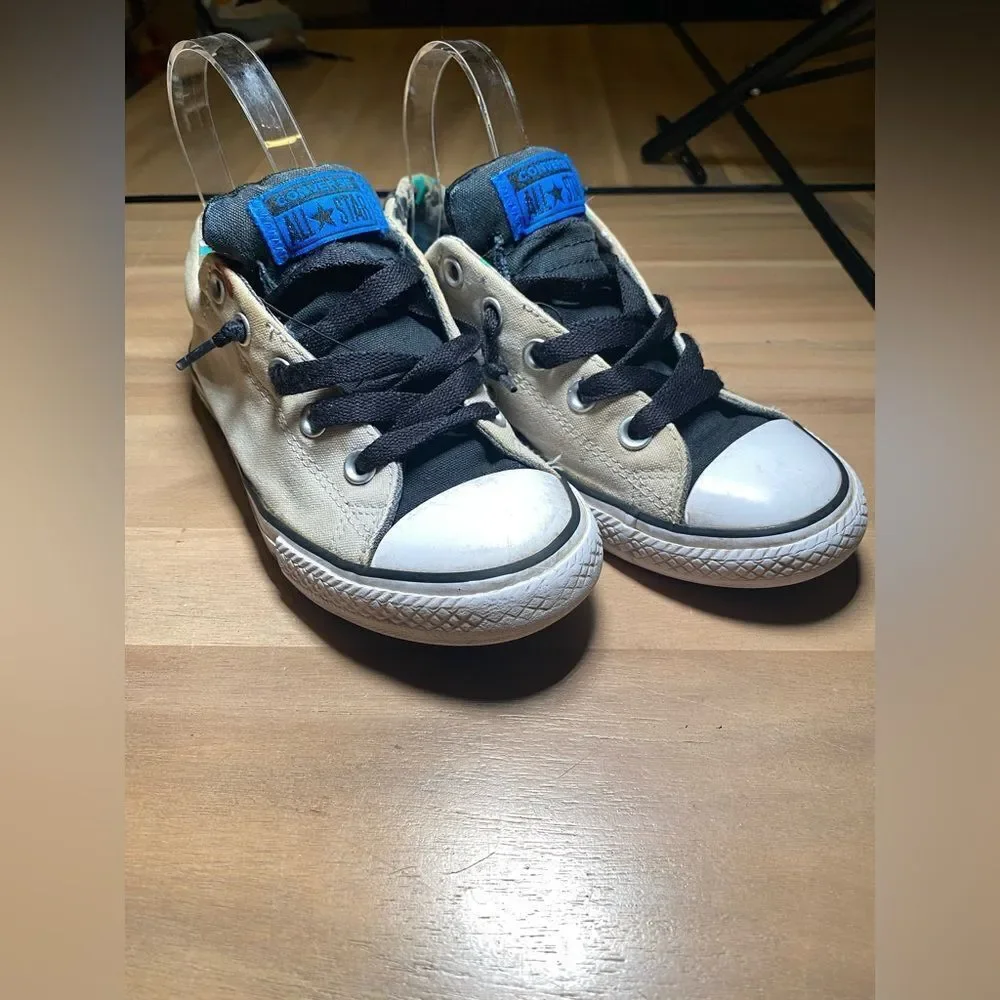 Tan and black converse‎